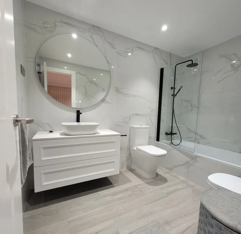 Reforma de baño moderno con porcelánico